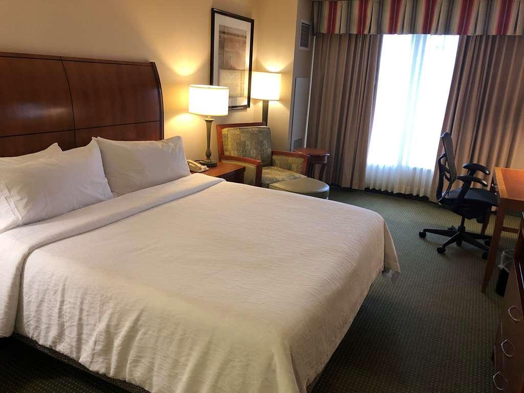 Hilton Garden Inn Addison Szoba fotó